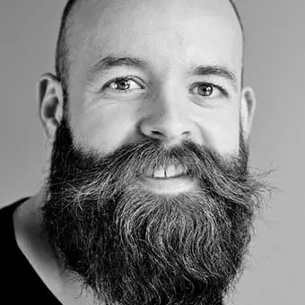 homme client noir et blanc