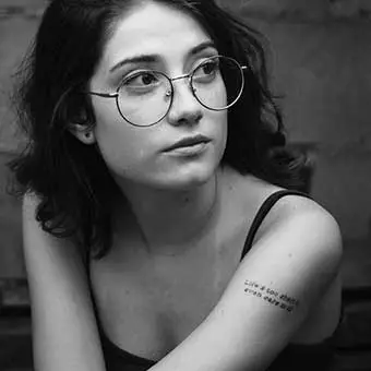 jeune femme noir et blanc