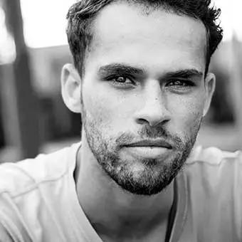 homme client jeune noir et blanc